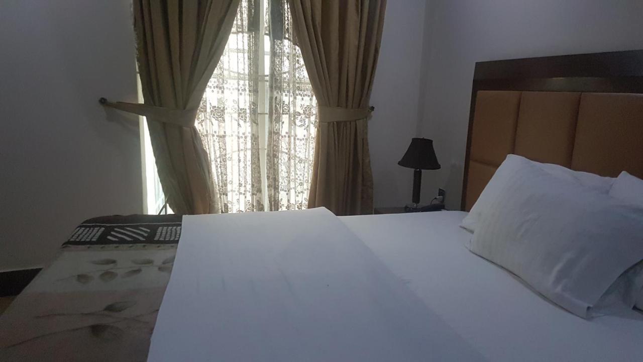 มิดทาวน์ โฮเทล Hotel ราวัลปินดี ภายนอก รูปภาพ