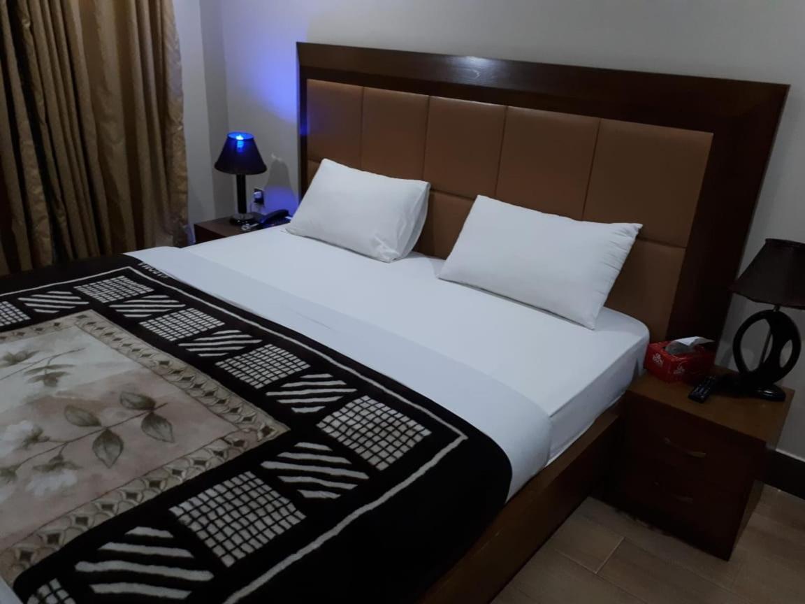 มิดทาวน์ โฮเทล Hotel ราวัลปินดี ภายนอก รูปภาพ